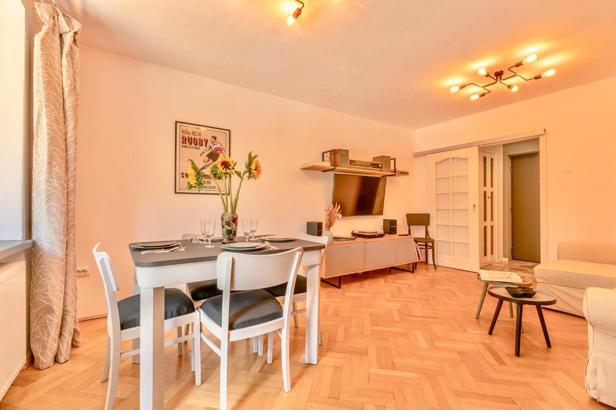 Castanilor 6 - Hip Industrial Apartment Close To City Centre Brasov Exterior photo